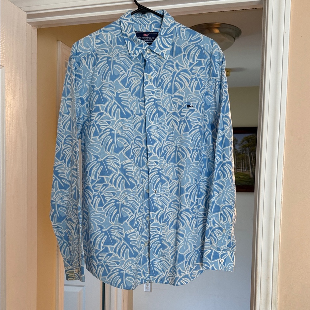 M Vineyard Vines Blue and White Leaf Print / Hawaiian Long Sleeve ButtonUp Shirt